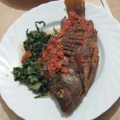 Wet fried fish with spinach A picture of Wet fried fish with spinach.
