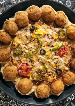 ક્રાઉન ક્રસ્ટ પીઝા (Crown crust pizza Recipe in Gujarati) રેસીપી મુખ્ય ફોટો