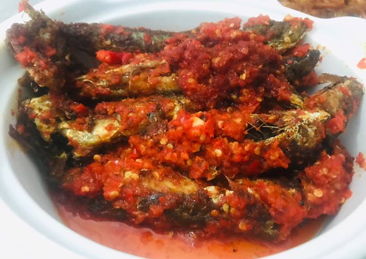 Cara mudah mengolah Ikan sambel (amy wina) yang Lezat