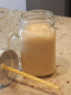 Una foto de Batido de plátano y helado de vainilla