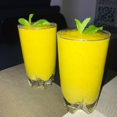 A picture of Mango, banana, apple and mint smoothie.