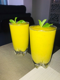 A picture of Mango, banana, apple and mint smoothie.