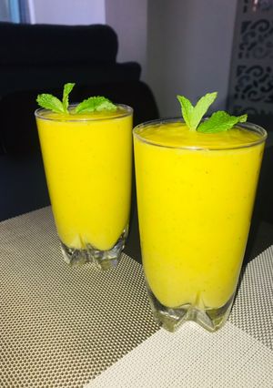 A picture of Mango, banana, apple and mint smoothie.
