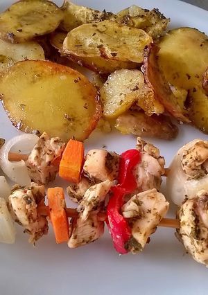 Una foto de Pinchos de pollo y verduras con guarnición de papa y batata