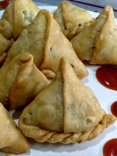 गुजराती समोसा (Gujarati Samosa recipe in Hindi) रेसिपी मुख्य फोटो