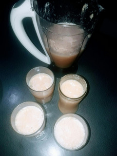 Una foto de Licuado de naranja, banana y manzana!!!! bien fresquito 🤗🤗🤗🤗