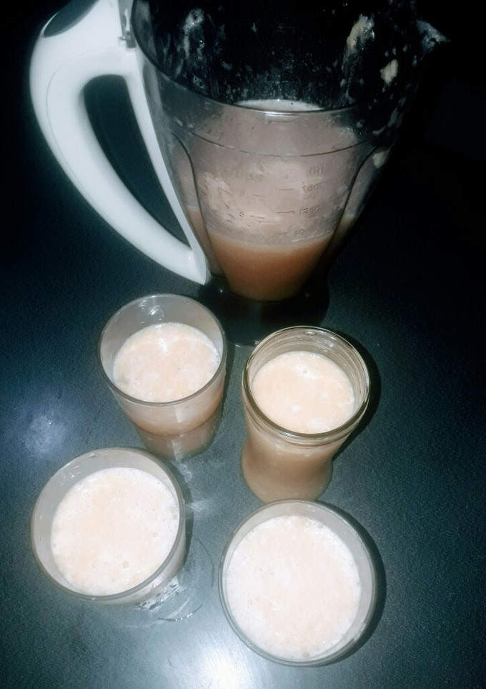 Una foto de Licuado de naranja, banana y manzana!!!! bien fresquito 🤗🤗🤗🤗