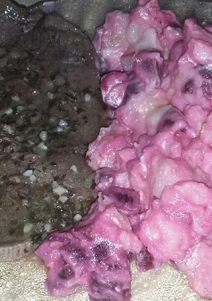 Una foto de Bife con ensalada remolacha