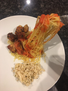 Una foto de Pasta con pollo a la parmigiana 🍝