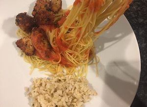 Una foto de Pasta con pollo a la parmigiana 🍝