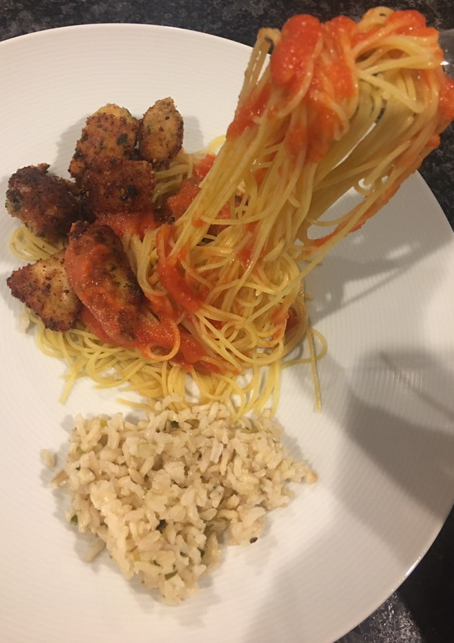 Una foto de Pasta con pollo a la parmigiana 🍝