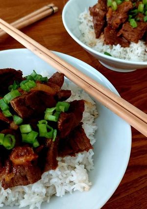 Una foto de Gyudon 牛丼 (cuenco con carne)