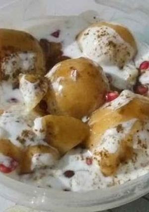 A picture of Dahi bhalla.