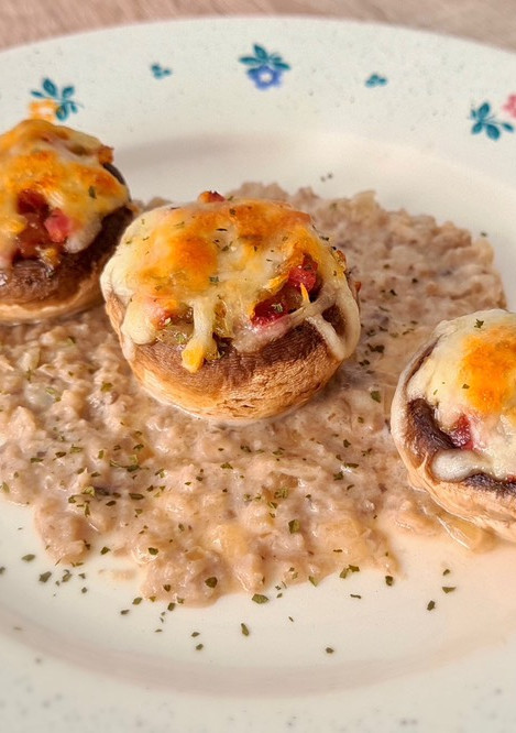 Una foto de Champiñones rellenos de jamón 🇪🇸