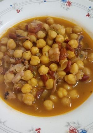 Una foto de Garbanzos con pulpo