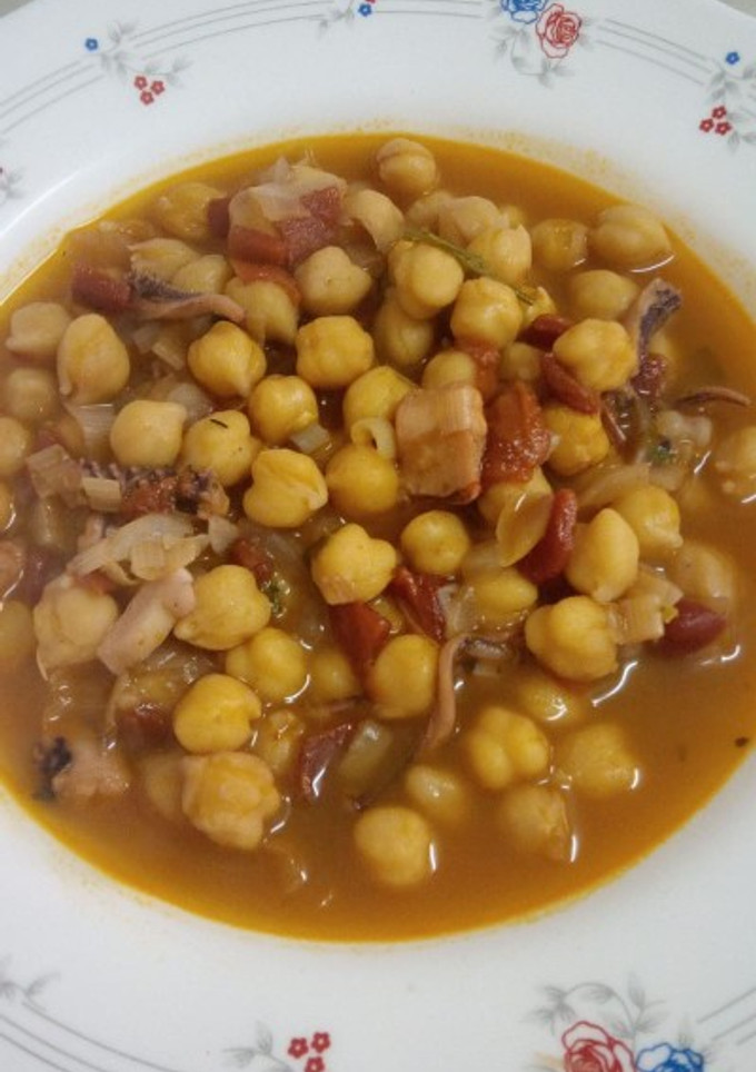 Una foto de Garbanzos con pulpo