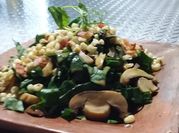 Una foto de ensalada de hongos