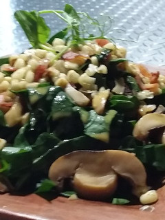 Una foto de Ensalada de espinacas con tocino