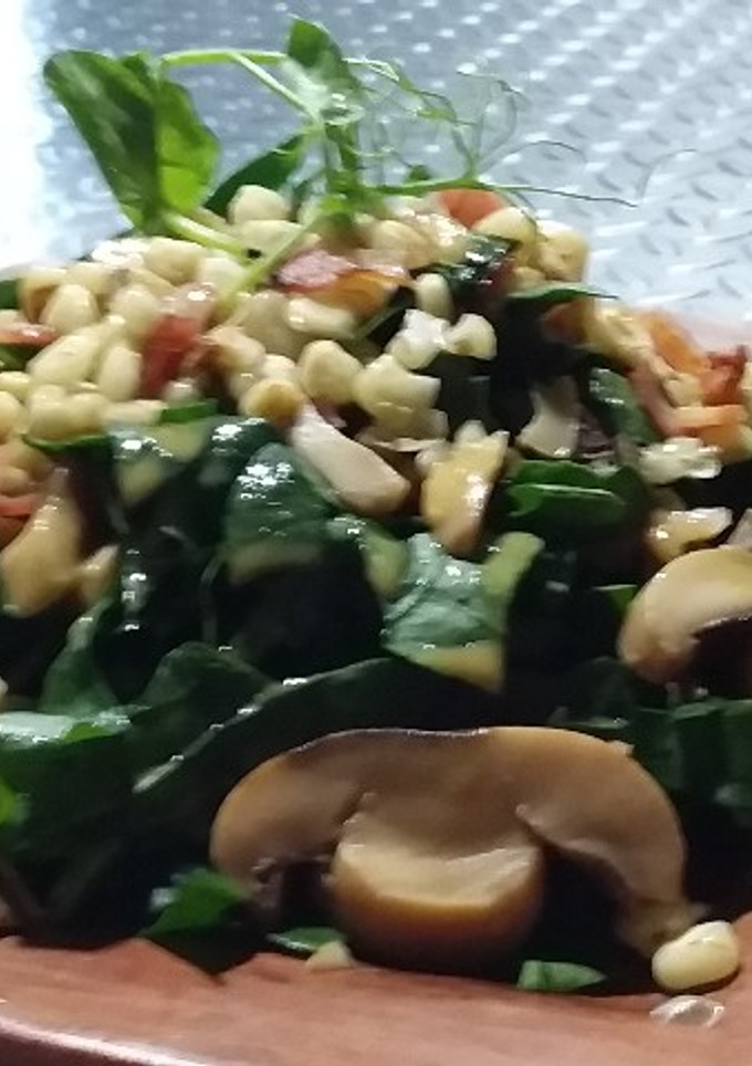 Una foto de Ensalada de espinacas con tocino