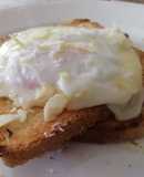Uova in camicia con pane tostato e formaggio sciolto