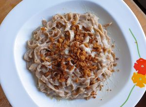 Foto di Tagliatelle ai funghi con crema di parmigiano, tartufo e crumble