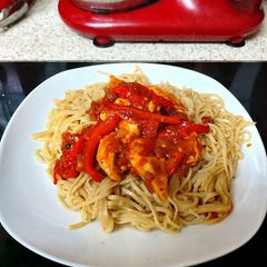A picture of My Sweet Hot Chilli Chicken. On Noodles 😘.