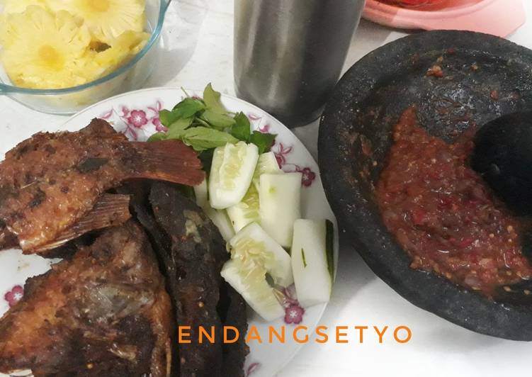 Proses memasak Bawal goreng kering yang mudah