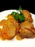 Medallones de solomillo con queso y salsa caucha
