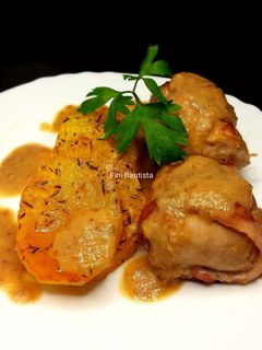 Una foto de Medallones de solomillo con queso y salsa caucha