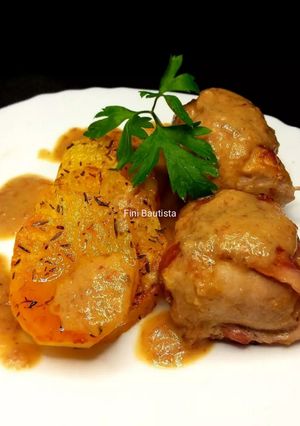 Una foto de Medallones de solomillo con queso y salsa caucha