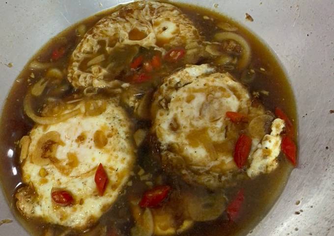 23. Telur ceplok kuah kecap