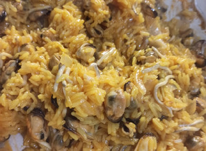Una foto de Arroz con mejillones, surimi, azafrán y pimentón
