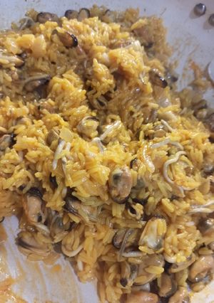 Una foto de Arroz con mejillones, surimi, azafrán y pimentón