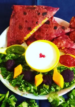 कॉर्न मावा पराठा विथ बीटरूट (Corn Mawa paratha with beetroot recipe in Hindi) रेसिपी मुख्य फोटो