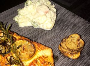 Una foto de Salmón con papas y vegetales en queso cremoso