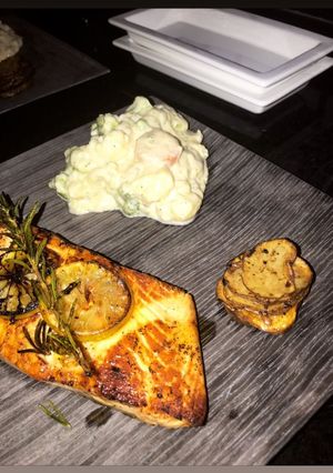 Una foto de Salmón con papas y vegetales en queso cremoso
