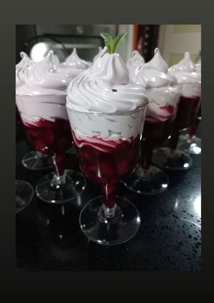 Una foto de Turrón de Vino con salsa de vino y frutos rojos