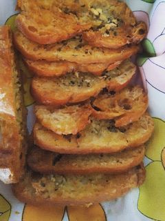 Una foto de Pan al horno con ajo y aceite