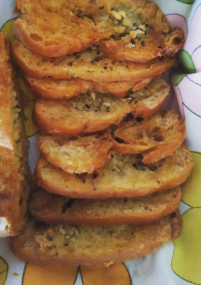 Una foto de Pan al horno con ajo y aceite