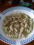 Tornillitos en crema de arvejas