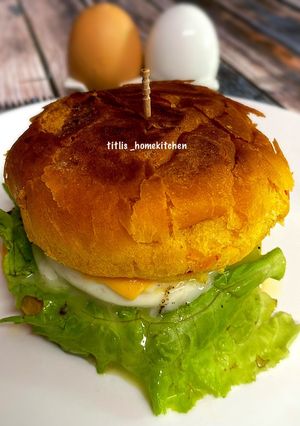 A picture of Microwaved Egg Poach on Sweet Bread.