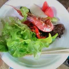 A picture of Barbecue beef and prawn with vegetable.