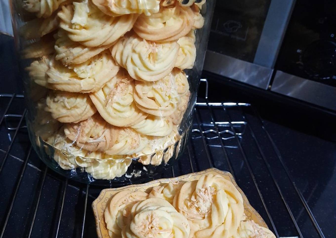 Kue semprit susu