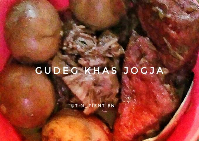 Gudeg Khas Jogja (pakai daun jati)