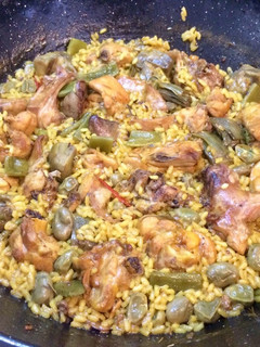 Una foto de Arroz de pollo y conejo con verduras de temporada