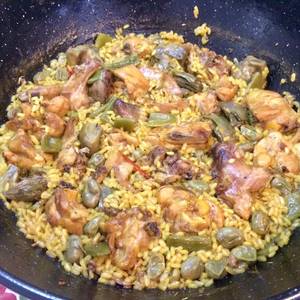 Arroz de pollo y conejo con verduras de temporada