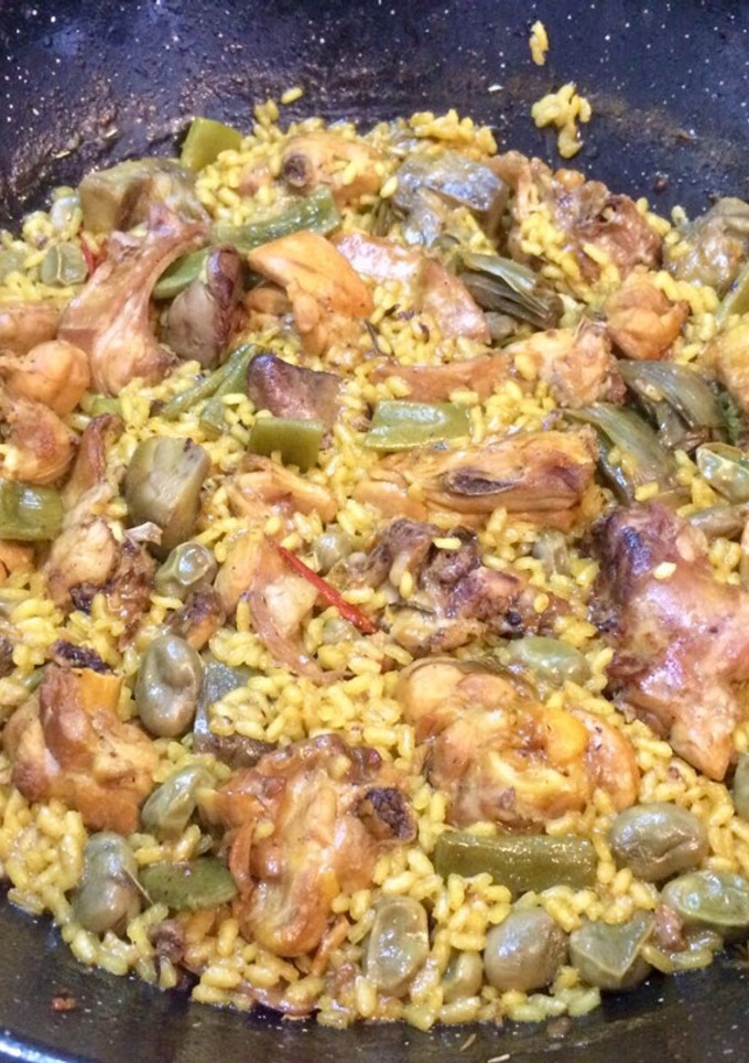 Una foto de Arroz de pollo y conejo con verduras de temporada