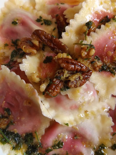 Una foto de Pasta rellena con salsa de trufa y nueces variadas