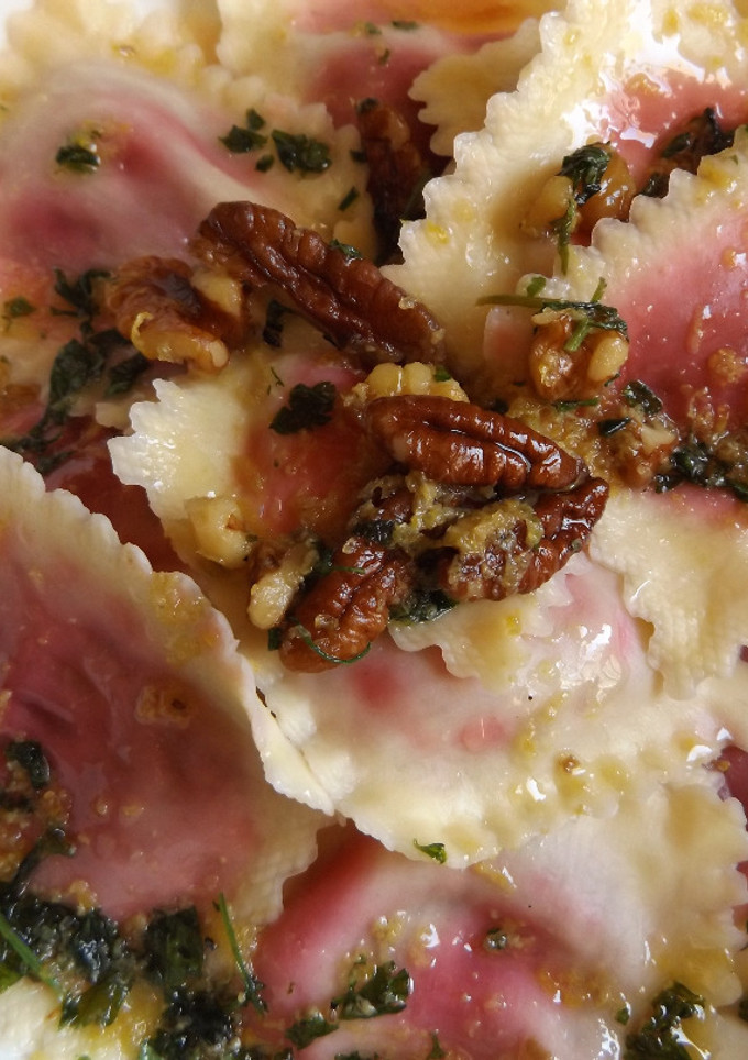 Una foto de Pasta rellena con salsa de trufa y nueces variadas