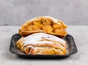 Una foto de strudel de manzana sin tacc